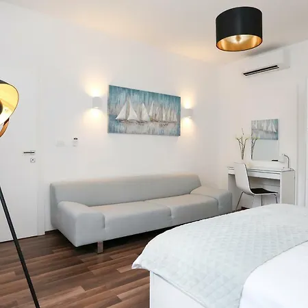 Marton & Martinis Superior - Spacious One-room - Excellent Location Within Walking Distance Of Diocletian's Palace And Bacvice - The Restaurants Within Walking Distance *