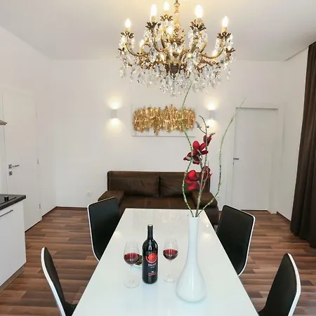 Marton & Martinis Superior - Spacious One-room - Excellent Location Within Walking Distance Of Diocletian's Palace And Bacvice - The Restaurants Within Walking Distance *