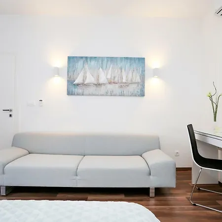 Marton & Martinis Superior - Spacious One-room - Excellent Location Within Walking Distance Of Diocletian's Palace And Bacvice - The Restaurants Within Walking Distance
