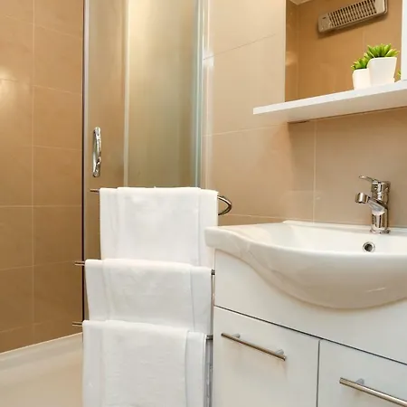 Marton & Martinis Superior - Spacious One-room - Excellent Location Within Walking Distance Of Diocletian's Palace And Bacvice - The Restaurants Within Walking Distance