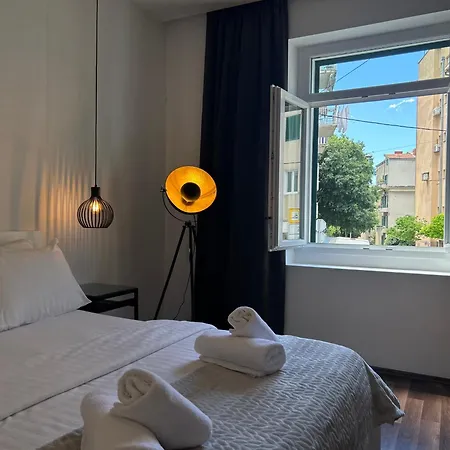 Marton & Martinis Superior - Spacious One-room - Excellent Location Within Walking Distance Of Diocletian's Palace And Bacvice - The Restaurants Within Walking Distance *