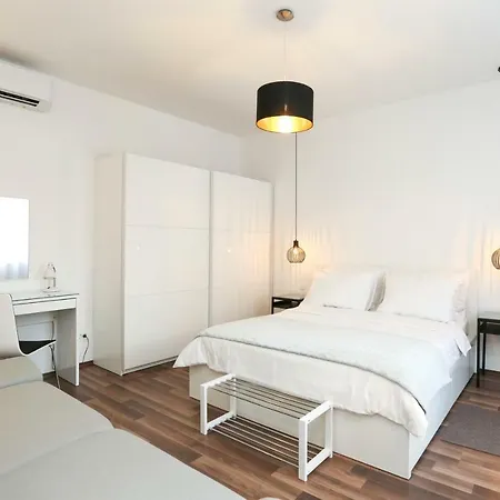 Apartman Marton & Martinis Superior - Spacious One-room - Excellent Location Within Walking Distance Of Diocletian's Palace And Bacvice - The Restaurants Within Walking Distance *