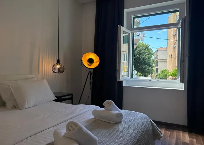 Marton & Martinis Superior - Spacious One-room - Excellent Location Within Walking Distance Of Diocletian's Palace And Bacvice - The Restaurants Within Walking Distance *