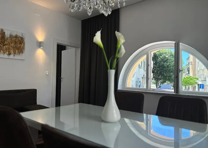 Marton & Martinis Superior - Spacious One-room - Excellent Location Within Walking Distance Of Diocletian's Palace And Bacvice - The Restaurants Within Walking Distance *