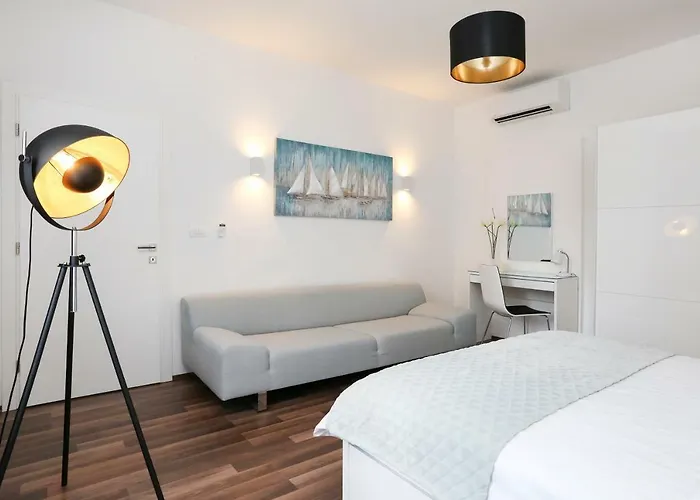 Marton & Martinis Superior - Spacious One-room - Excellent Location Within Walking Distance Of Diocletian's Palace And Bacvice - The Restaurants Within Walking Distance *