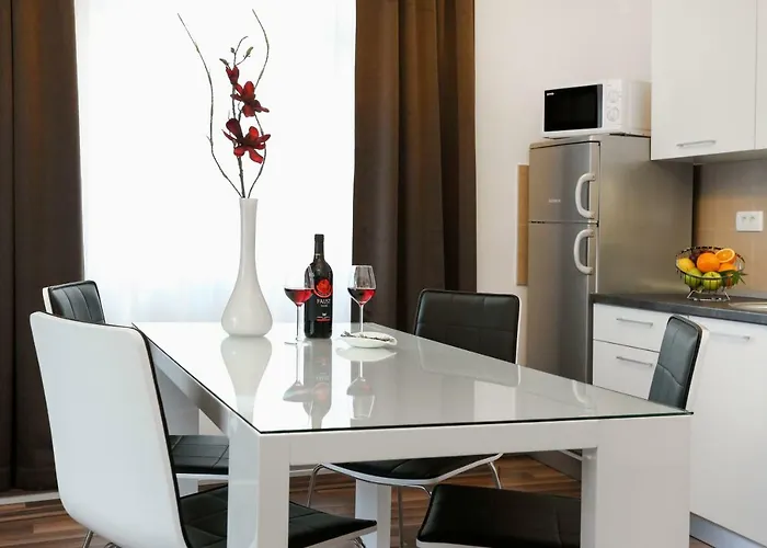 Marton & Martinis Superior - Spacious One-room - Excellent Location Within Walking Distance Of Diocletian's Palace And Bacvice - The Restaurants Within Walking Distance Lägenhet Split