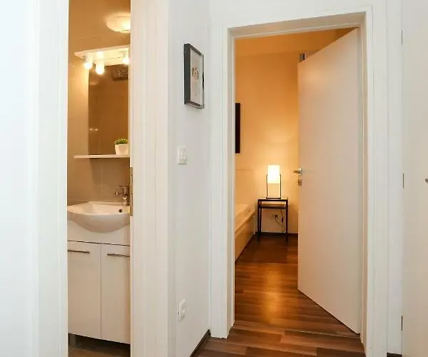 Marton & Martinis Superior - Spacious One-room - Excellent Location Within Walking Distance Of Diocletian's Palace And Bacvice - The Restaurants Within Walking Distance Lägenhet *