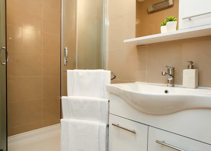 Marton & Martinis Superior - Spacious One-room - Excellent Location Within Walking Distance Of Diocletian's Palace And Bacvice - The Restaurants Within Walking Distance