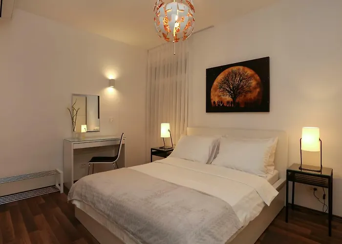 Marton & Martinis Superior - Spacious One-room - Excellent Location Within Walking Distance Of Diocletian's Palace And Bacvice - The Restaurants Within Walking Distance