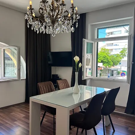 Marton & Martinis Superior - Spacious One-room - Excellent Location Within Walking Distance Of Diocletian's Palace And Bacvice - The Restaurants Within Walking Distance - Buralux Apartment *