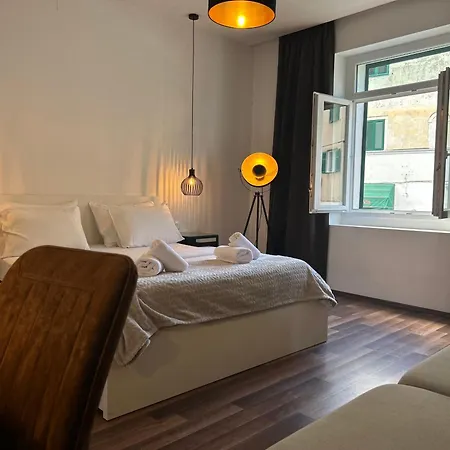 Apartment Marton & Martinis Superior - Spacious One-room - Excellent Location Within Walking Distance Of Diocletian's Palace And Bacvice - The Restaurants Within Walking Distance - Buralux Split