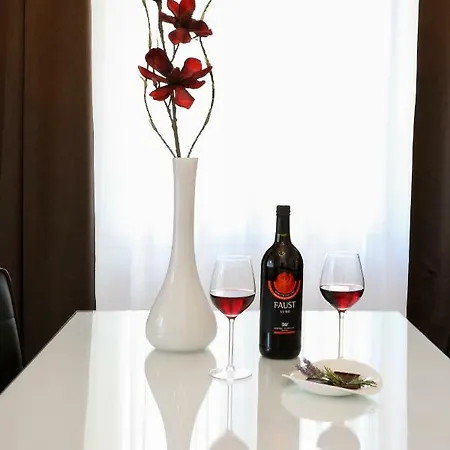 Marton & Martinis Superior - Spacious One-room - Excellent Location Within Walking Distance Of Diocletian's Palace And Bacvice - The Restaurants Within Walking Distance