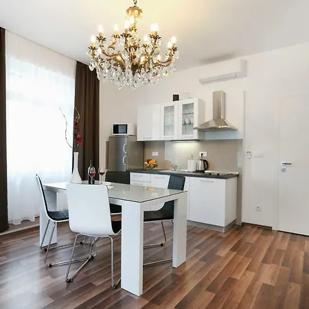 Apartament Marton & Martinis Superior - Spacious One-room - Excellent Location Within Walking Distance Of Diocletian's Palace And Bacvice - The Restaurants Within Walking Distance *
