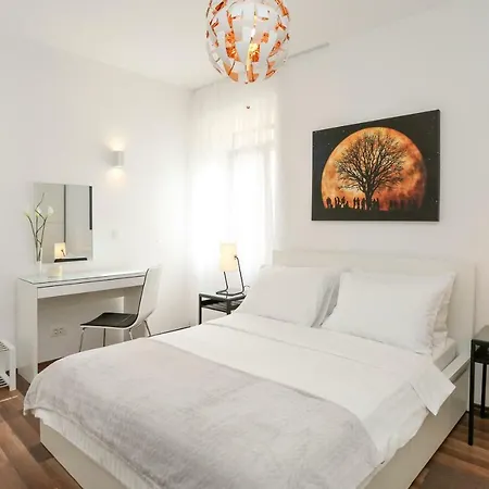 Marton & Martinis Superior - Spacious One-room - Excellent Location Within Walking Distance Of Diocletian's Palace And Bacvice - The Restaurants Within Walking Distance *