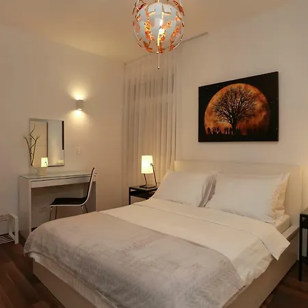 Marton & Martinis Superior - Spacious One-room - Excellent Location Within Walking Distance Of Diocletian's Palace And Bacvice - The Restaurants Within Walking Distance