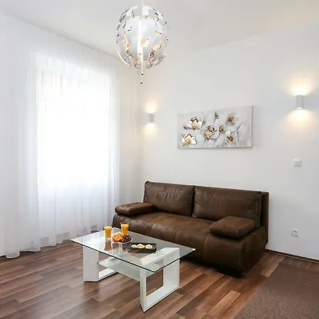 Marton & Martinis Superior - Spacious One-room - Excellent Location Within Walking Distance Of Diocletian's Palace And Bacvice - The Restaurants Within Walking Distance *